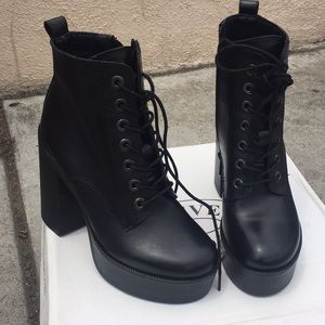 Steve Madden Black lace up boots
